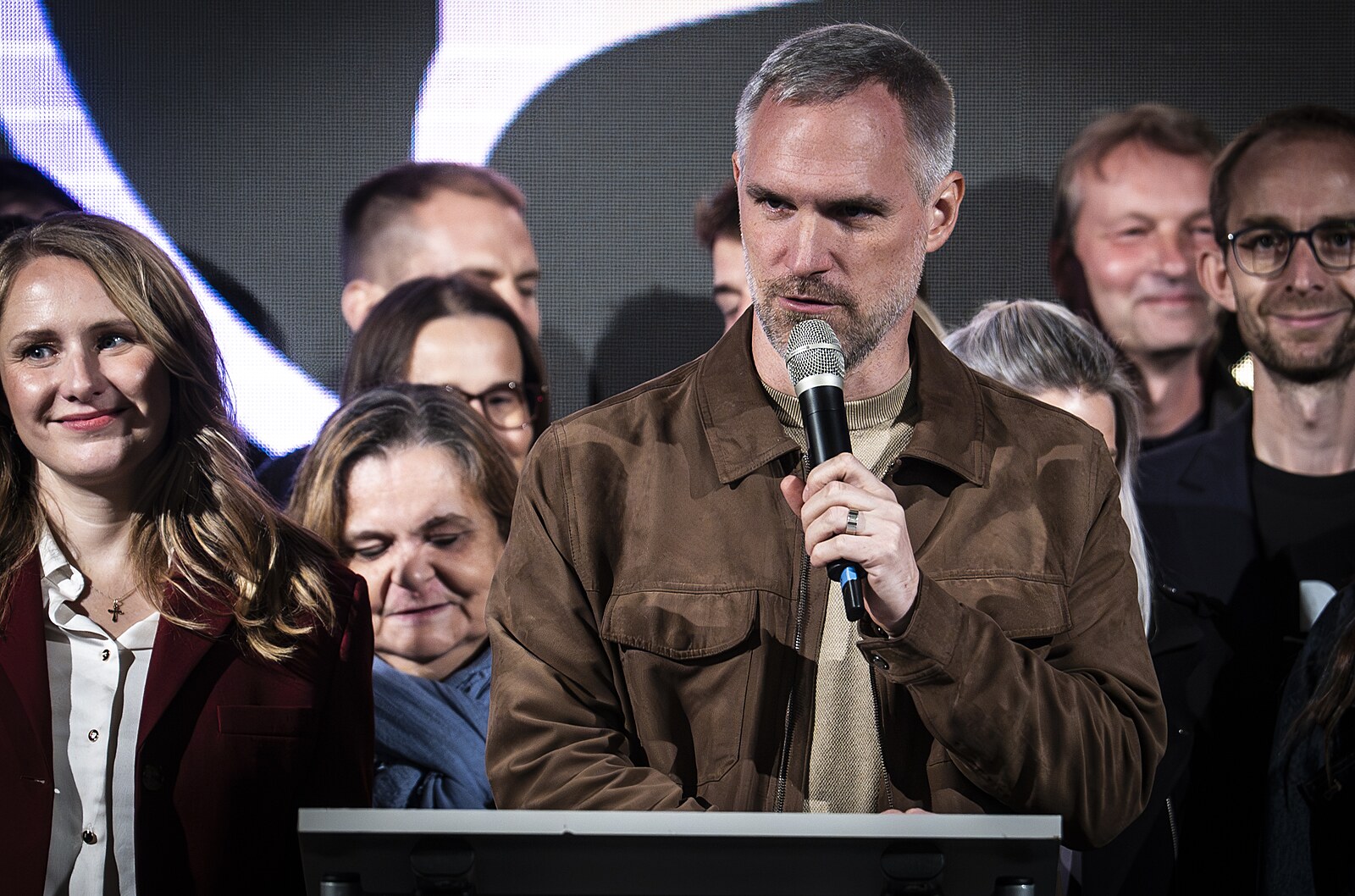 Podle předsedy Pirátů vše vyřeší prachy. Voliči je ale musí posílat pravidelně | Názory
