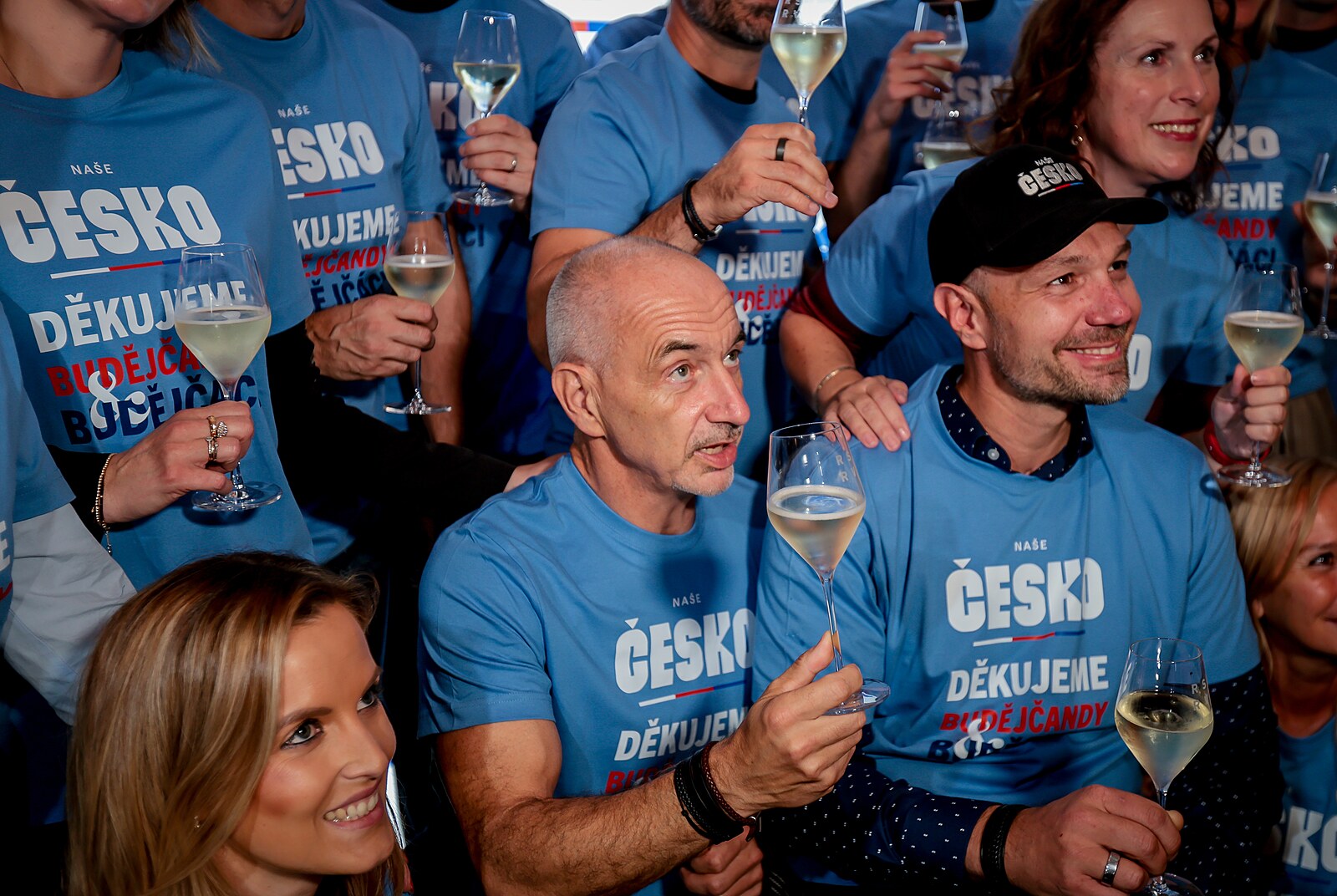Volby 2026: OBRAZEM: Kuba se skleničkou, zpěv lidovců, zima u Pirátů. Jak se slavilo ve štábech