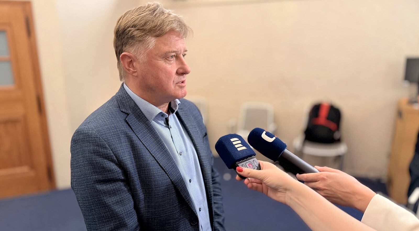 Výsledky voleb 2026: Sobotka obhájil, na Hradecku vítězí Dvořák a šéfka firmy Petrof