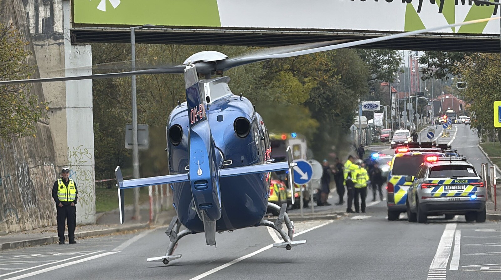 Policejní auto se zapnutými majáky srazilo v Praze nezletilou dívku
