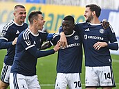 Olomou�tí fotbalisté se radují z gólu Ahmada Ghaliho.