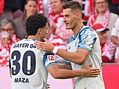 Úto�ník Patrik Schick z Leverkusenu slaví sv�j gól s Ibrahimem Mazou.