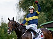 Vít�z 136. Velké Pardubické Keith Michael Donoghue na koni Final Orders.