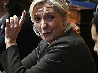 Má na�lápnuto. Le Penová v �ervenci oznámila kandidaturu v prezidentských...