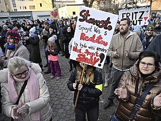 Demonstrace kv�li �kolám. Chystané slou�ení dvou základních �kol v Hole�ov� na...
