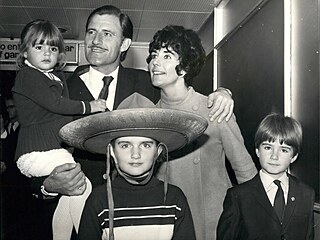 Graham Hill se synem Damonem (vpravo) a zbytkem rodiny po triumfu ve Velké cen�...