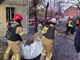Po no�ním útoku na Charkov vypro��ují t�la z trosek