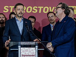 Petr Hlavá�ek a  Vít Raku�an ve volebním �tábu hnutí STAN b�hem tiskové...