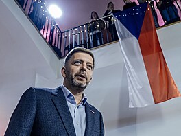 Hnutí STAN se svým p�edsedou Vítem Raku�anem pro�ilo volební noc v klidném a...