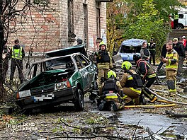 Ukrajinské záchranné slu�by pracují v reziden�ní �tvrti po ruském leteckém...