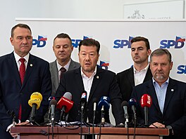 Tomio Okamura na tiskové konferenci klubu SPD ve Sn�movn�. (13. �íjna 2026)