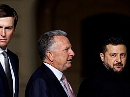 Ukrajinský prezident Volodymyr Zelenskyj, zvlá�tní vyslanec USA Steve Witkoff a...