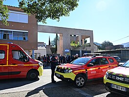 Policie zasahuje v jihofrancouzském m�st� Aubagne ve �kole, kde se odehrál útok...