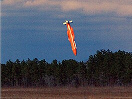 Prototyp americké letecké pumy GBU-43/B MOAB t�sn� p�ed dopadem p�i testu 11....
