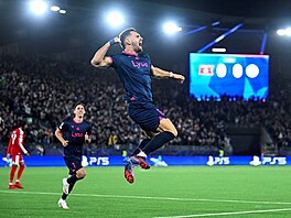 Gianni Stensness z Vikingu slaví gól do sít� Bayernu Mnichov.