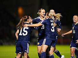 Fotbalistky Skotska slaví gól proti �e�kám.