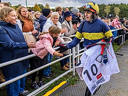 �okej Keith Donoghue slaví s diváky vít�zství ve Velké pardubické.