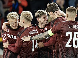 Spar�an�tí fotbalisté se radují z gólu Jaroslava Zeleného (vlevo).