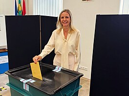 Kandidátka hnutí ANO do Senátu Sandra Tsoukernik vhazuje p�i druhém kole...