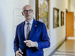 Zasedání vlády. Na snímku ministr kultury Oto Klempí� (Motoristé). (12. �íjna...
