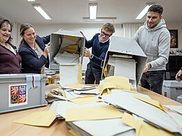 Vysypávání volební urny ve volební místnosti na Praze 1. S�ítání hlas� za�alo....