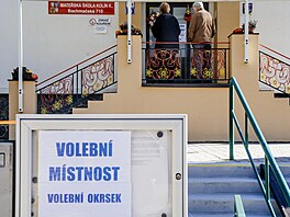 Druhé kolo senátních voleb. Volební místnost ve �kolce Bachma�ská v Kolín�....