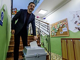 Druhé kolo senátních voleb. Na snímku Vít Raku�an odvolil v Kolín�. (16. �íjna...