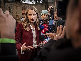Volební �táb Pirát� v Trojském pivovaru. P�íchod kandidátky na primátorku...