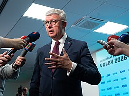 Volební �táb Hnutí ANO v Praze na Chodov�. Na snímku Karel Havlí�ek (ANO). (10....