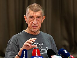 Tisková konference hnutí ANO. Na snímku hovo�í premiér Andrej Babi� (ANO). (17....