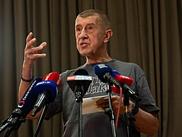 Tisková konference hnutí ANO. Na snímku hovo�í premiér Andrej Babi� (ANO). (17....