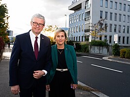 Volební �táb Hnutí ANO v Praze na Chodov�. Na snímku Karel Havlí�ek a Jana...