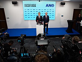 Volební �táb Hnutí ANO v Praze na Chodov�. Tisková konference Andrej Babi� a...