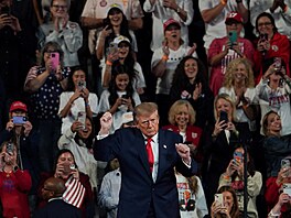 Americký prezident Donald Trump na p�edvolebním mítinku v Clarksvillu v...