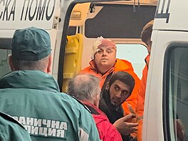 Záchranné slu�by se starají o posádku lodí napadených v �erném mo�i u...