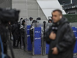 Turecká policie provedla razii v istanbulském sídle televizní stanice Halk TV....