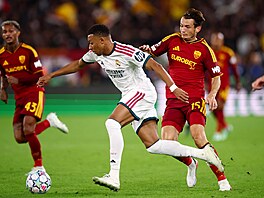 Marten de Roon se sna�í zastavit pronikajícího Kyliana Mbappeho z Realu Madrid.