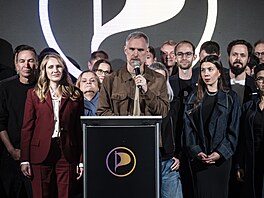 Tisková konference Pirát� v pra�ském �tábu v Trojském pivovaru. V�ele p�edseda...