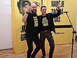 Písni�ká� Pavel Helan (vlevo) s p�edsedou lidovc� Janem Grolichem.