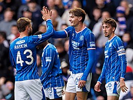 Ryan Naderi (uprost�ed) slaví sv�j gól proti Glasgow Rangers v duelu s...