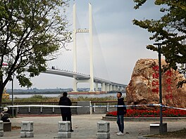 �ína a Severní Korea slavnostn� otev�ely nový p�eshrani�ní most, který �ekal na...