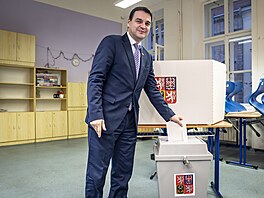 U druhého kola senátních voleb odvolil i ministr zahrani�í Petr Macinka...
