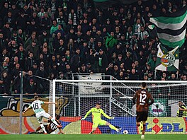 Kristoffer Zachariassen v dresu Ferencvárose Budape�� dává gól Plzni v zápase...