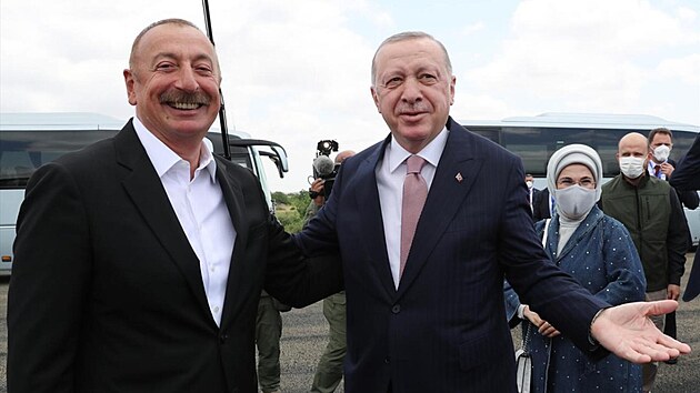 Ázerbájd�ánský prezident Ilham Alijev a turecký prezident Recep Tayyip Erdogan...