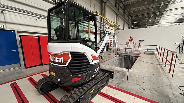 Specifika�ní laborato� Inova�ního centra Doosan Bobcat Dob�í�