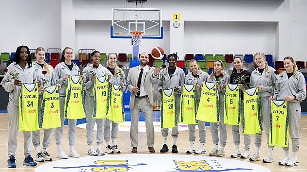 Basketbalistky ZVVZ USK Praha s trenérem Martinem Ba�tou b�hem mediálního dne...