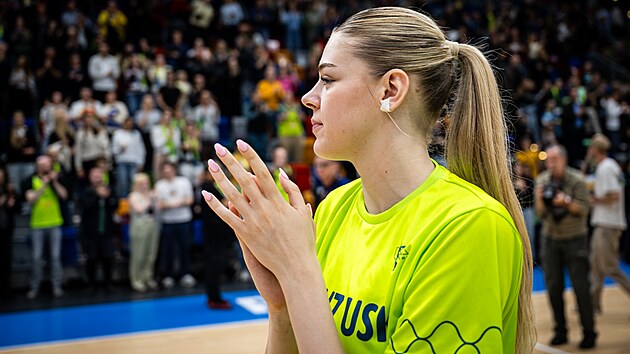 Kate�ina Kalná ze ZVVZ USK Praha po výh�e nad Bourges v Eurolize.