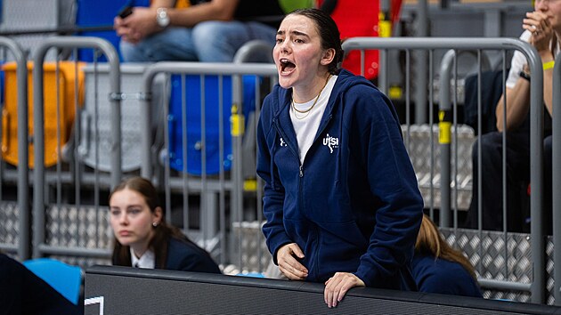 Pauline Astierová ze ZVVZ USK Praha povzbuzuje spoluhrá�ky v zápase proti...