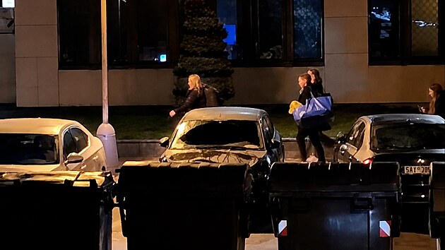 Tajemství volební noci. Komisa�i mí�í na radnici Prahy 8, s pytlem se�tených...