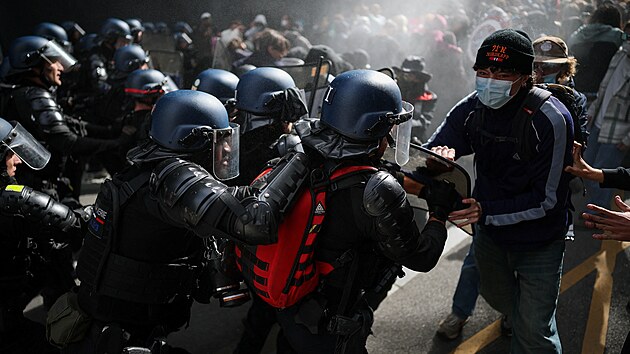 Tvrdé st�ety. P�vodn� klidné demonstrace se �asem zm�nily v násilnou �e�, na...